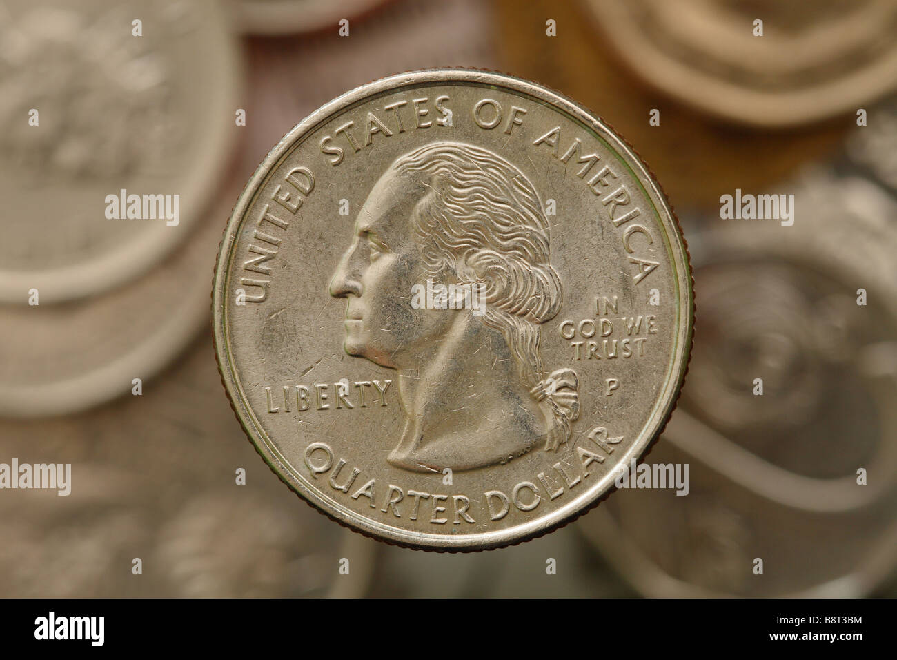 US amerikanische 25 Cent Viertel-Dollar-Münze zeigt das Wort Freiheit und In God We Trust Stockfoto