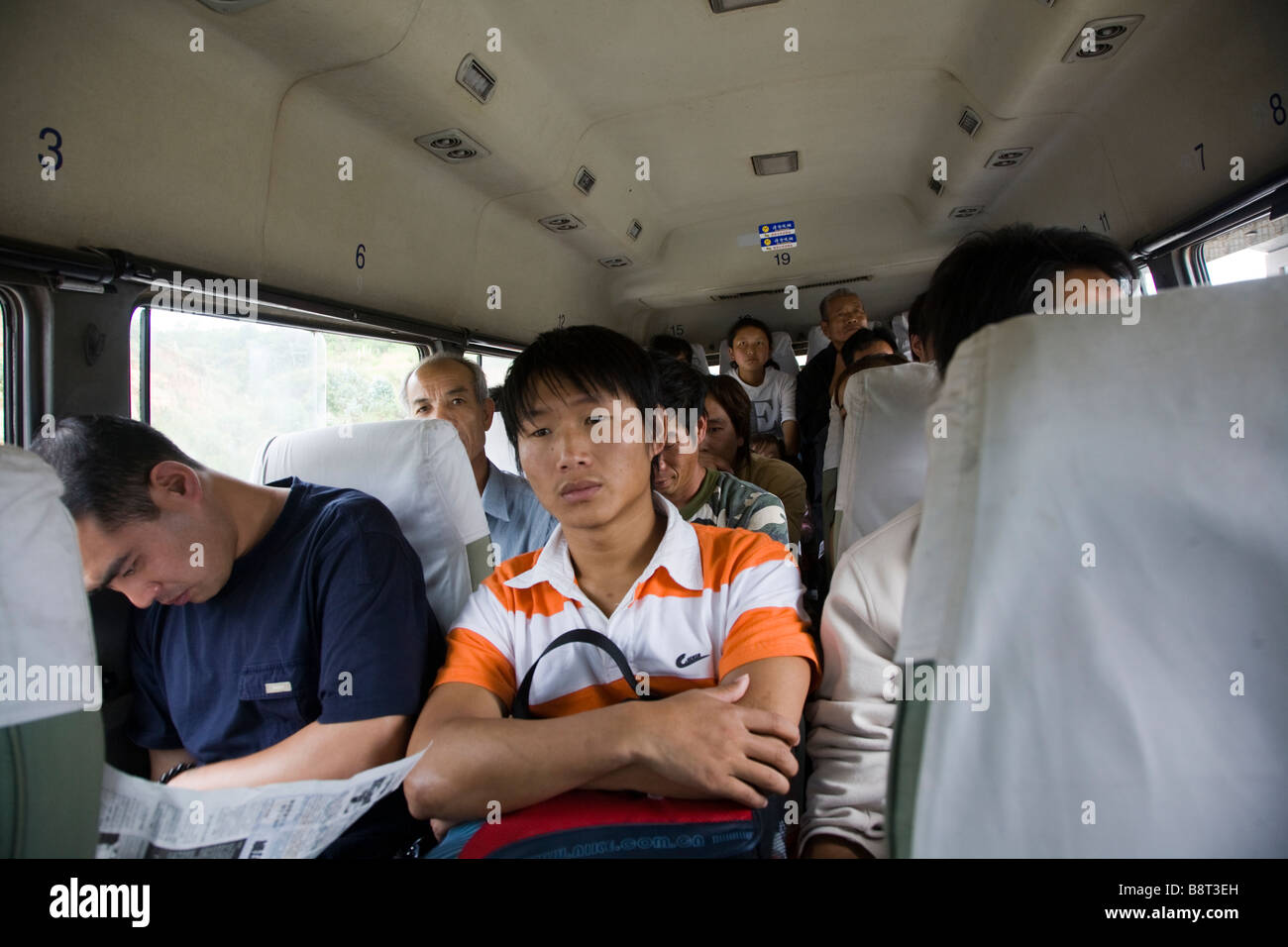 Reisende in eine gepackte chinesische Regionalbus, Provinz Yunnan, China. Stockfoto