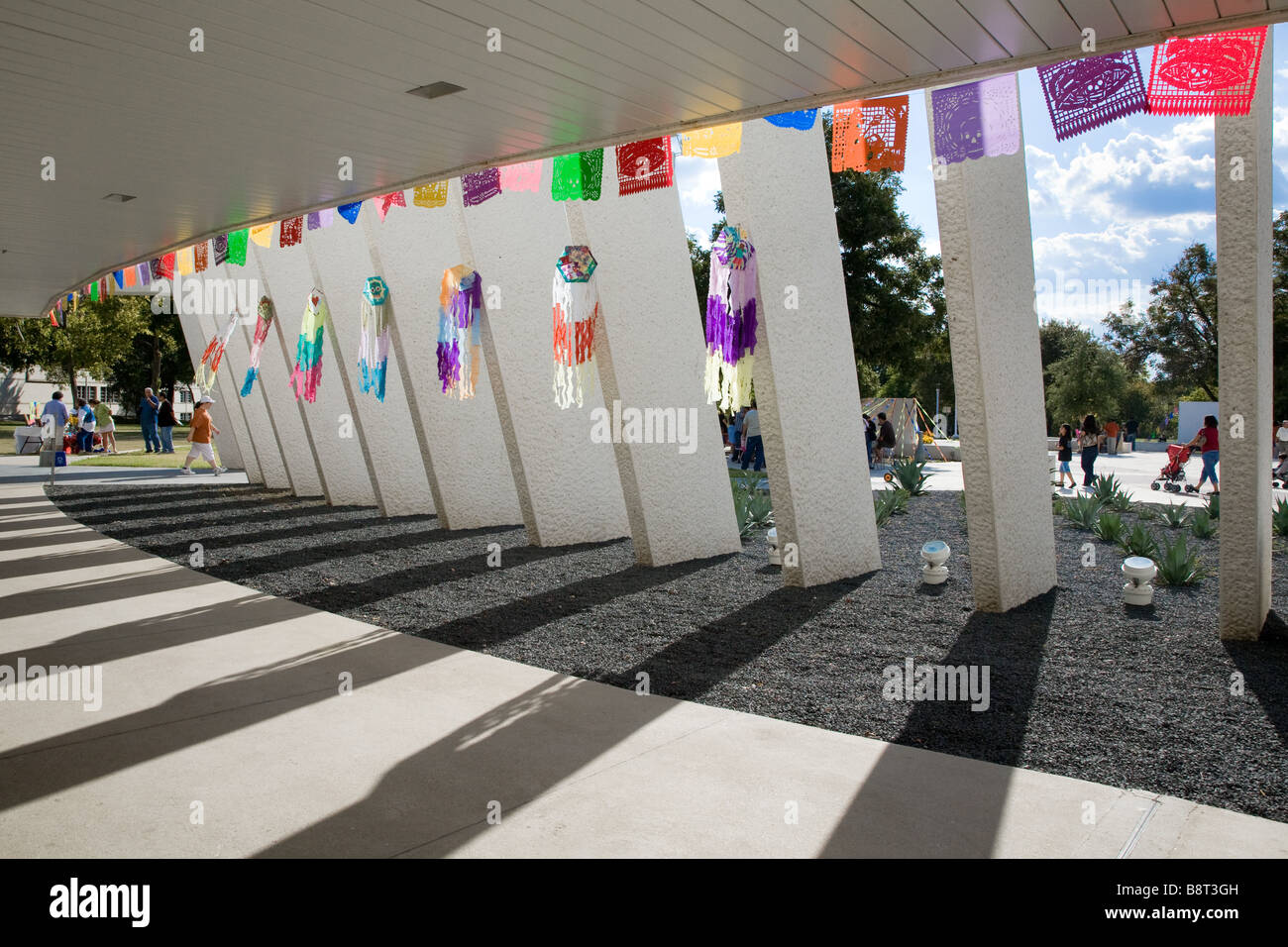 Außenseite des mexikanischen amerikanischen Kultur Zentrum in Austin, Texas am Dia De Los Muertos (Tag der Toten) Stockfoto