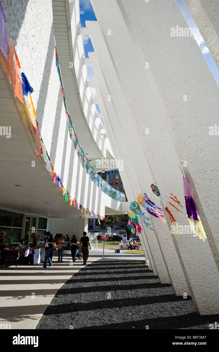 Außenseite des mexikanischen amerikanischen Kultur Zentrum in Austin, Texas am Dia De Los Muertos (Tag der Toten) Stockfoto