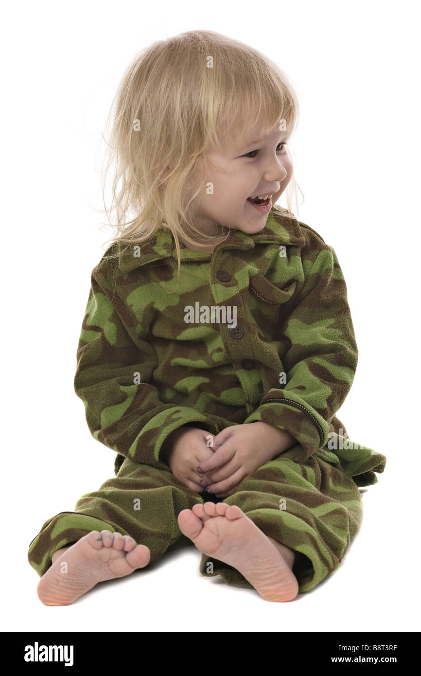 lustig sitzen niedliche kleine Mädchen im military-Stil Pyjama isoliert auf weiss Stockfoto