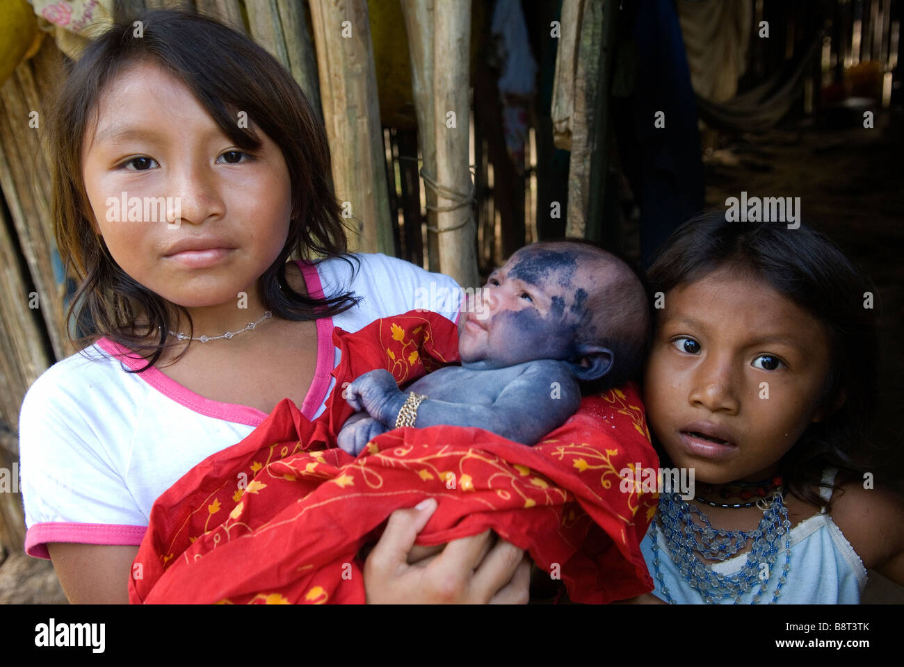 Ein Kuna Baby fällt in blauen Jagua Farbstoff zum Schutz vor bösen Geistern Stockfoto