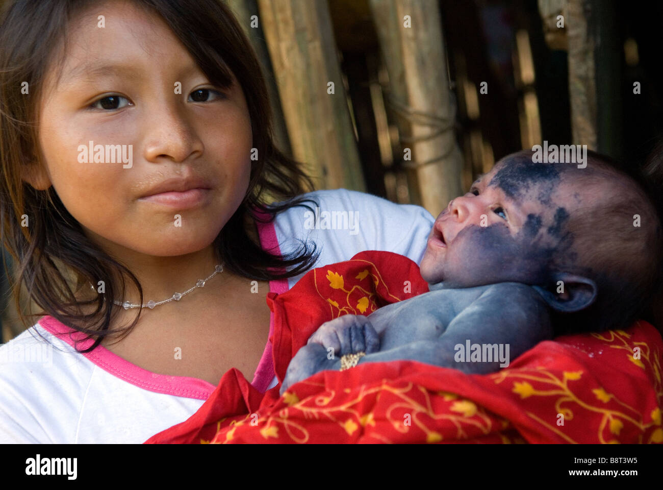 Ein Kuna Baby, bedeckt in blauen Jagua Farbstoff zum Schutz vor bösen Geistern Stockfoto