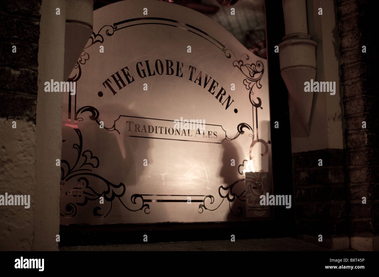 Zwei Männer, ein Gespräch in der Kneipe Handschuh Taverne Borough Market London bei Nacht Stockfoto