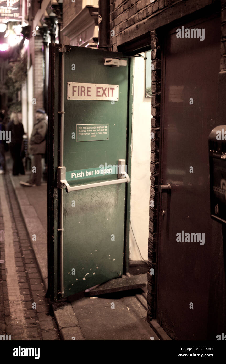 Ein offenes Feuer Ausgangstür in eine Gasse aus Borough High Street London Stockfoto