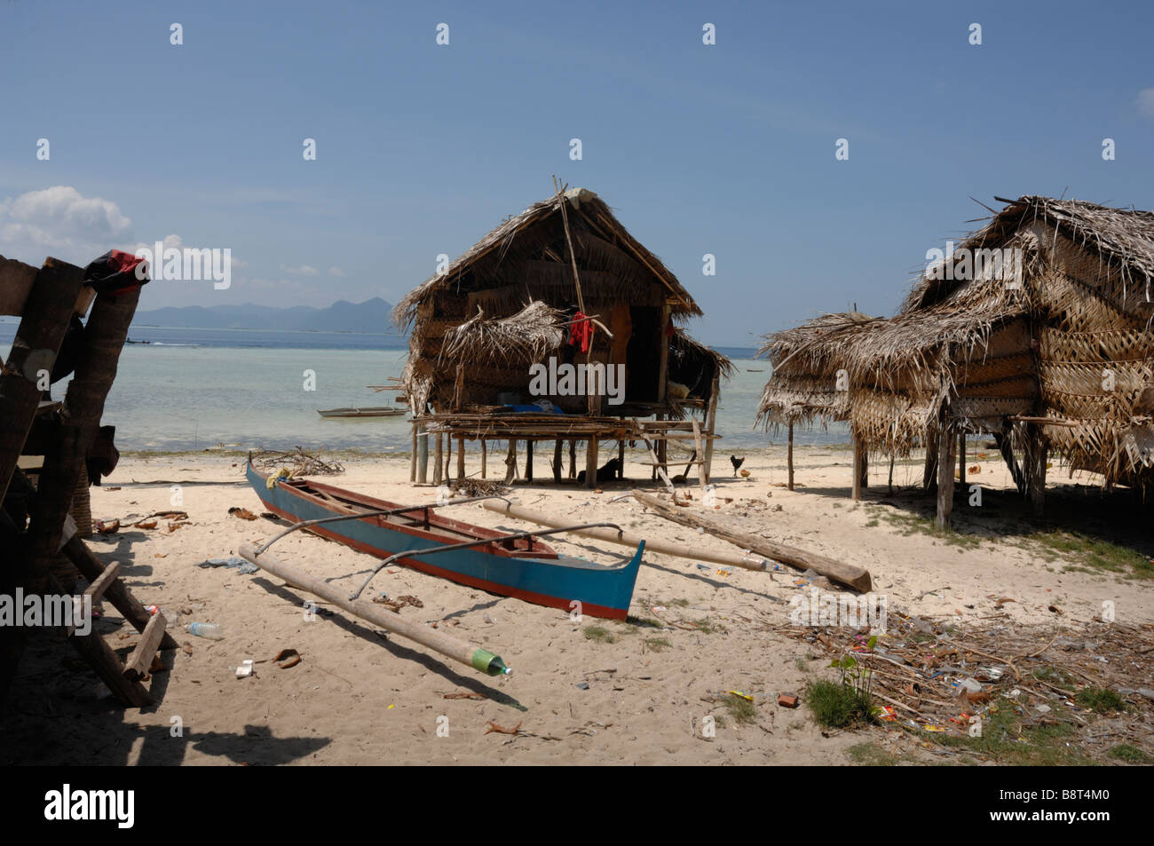 Bajau Häuser auf hölzernen Stelzen und Kanu-Pulau Maiga Semporna Sabah Malaysia Borneo Süd-Ost-Asien Stockfoto