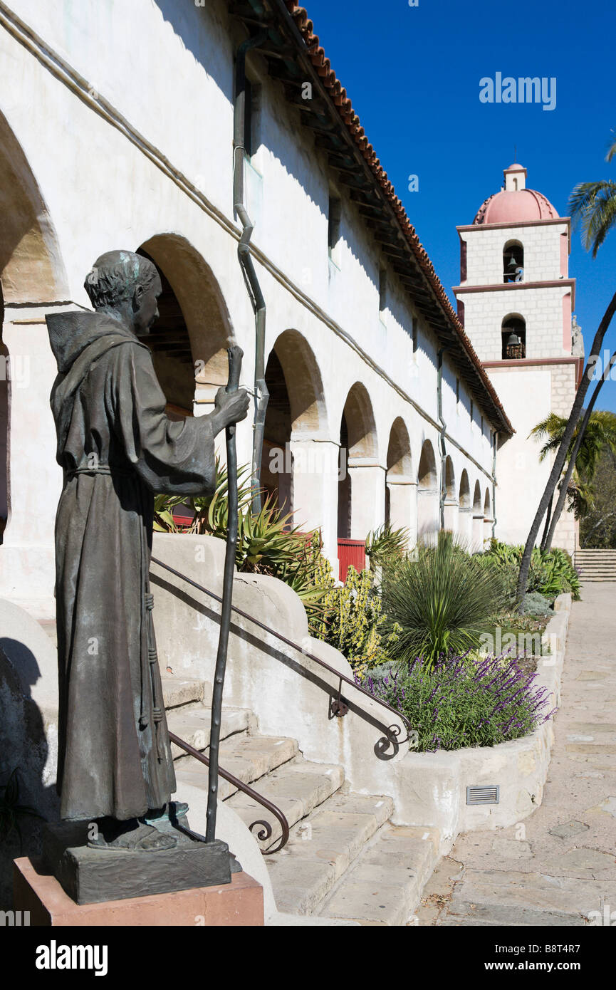 Statue und Fassade der Mission Santa Barbara, Santa Barbara, Kalifornien, USA Stockfoto