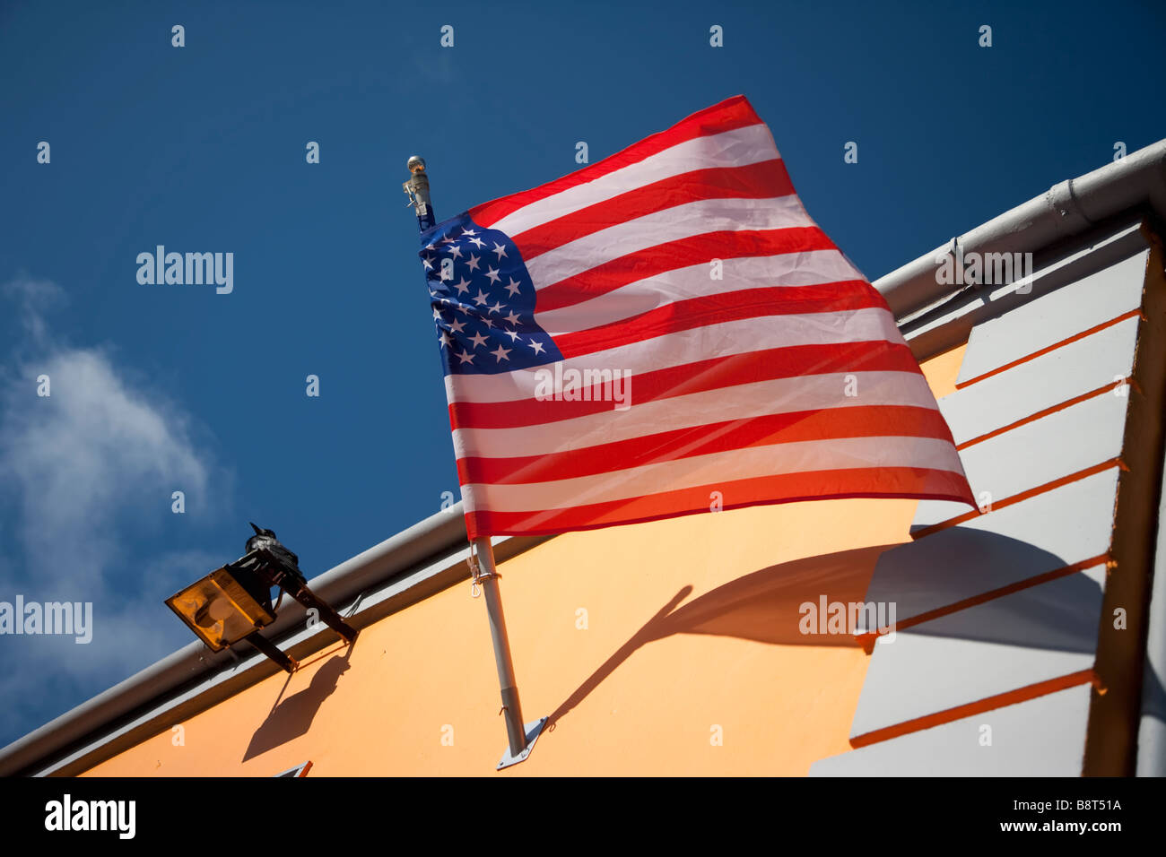 Amerikanische Flagge auf Irish pub Stockfoto