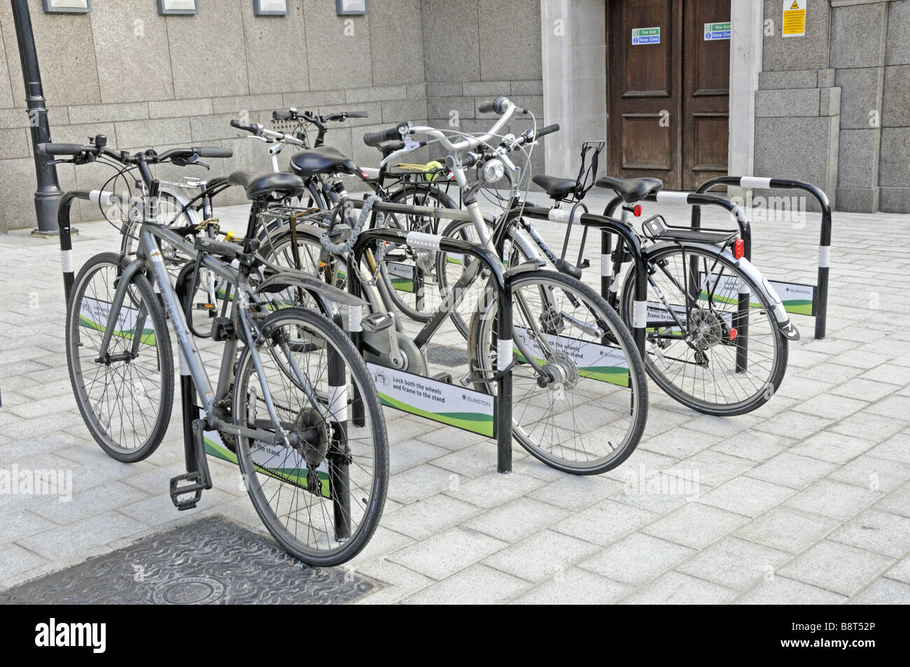 Fahrräder und Fahrradständer vor Islington Town Hall London England UK Stockfoto