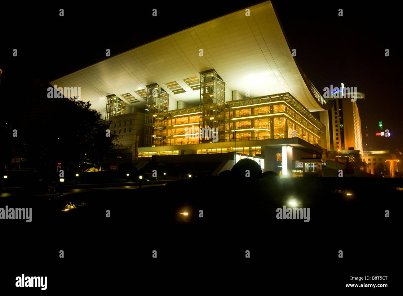 Das Shanghai Grand Theater in der Nacht. Stockfoto