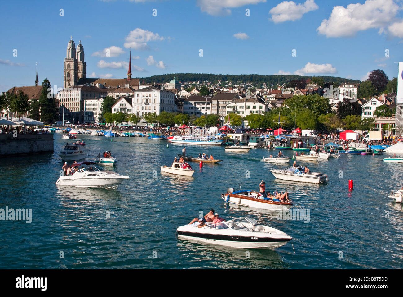 Zürcher Street Parade Wochenende im Sommer Party Boote am Fluss Limmat Hintergrund Grossmünster Zürich Schweiz Stockfoto Zürcher Street Parade Wochenende im Sommer Party Boote am Fluss Limmat Hintergrund Grossmünster Zürich Schweiz Stockfoto