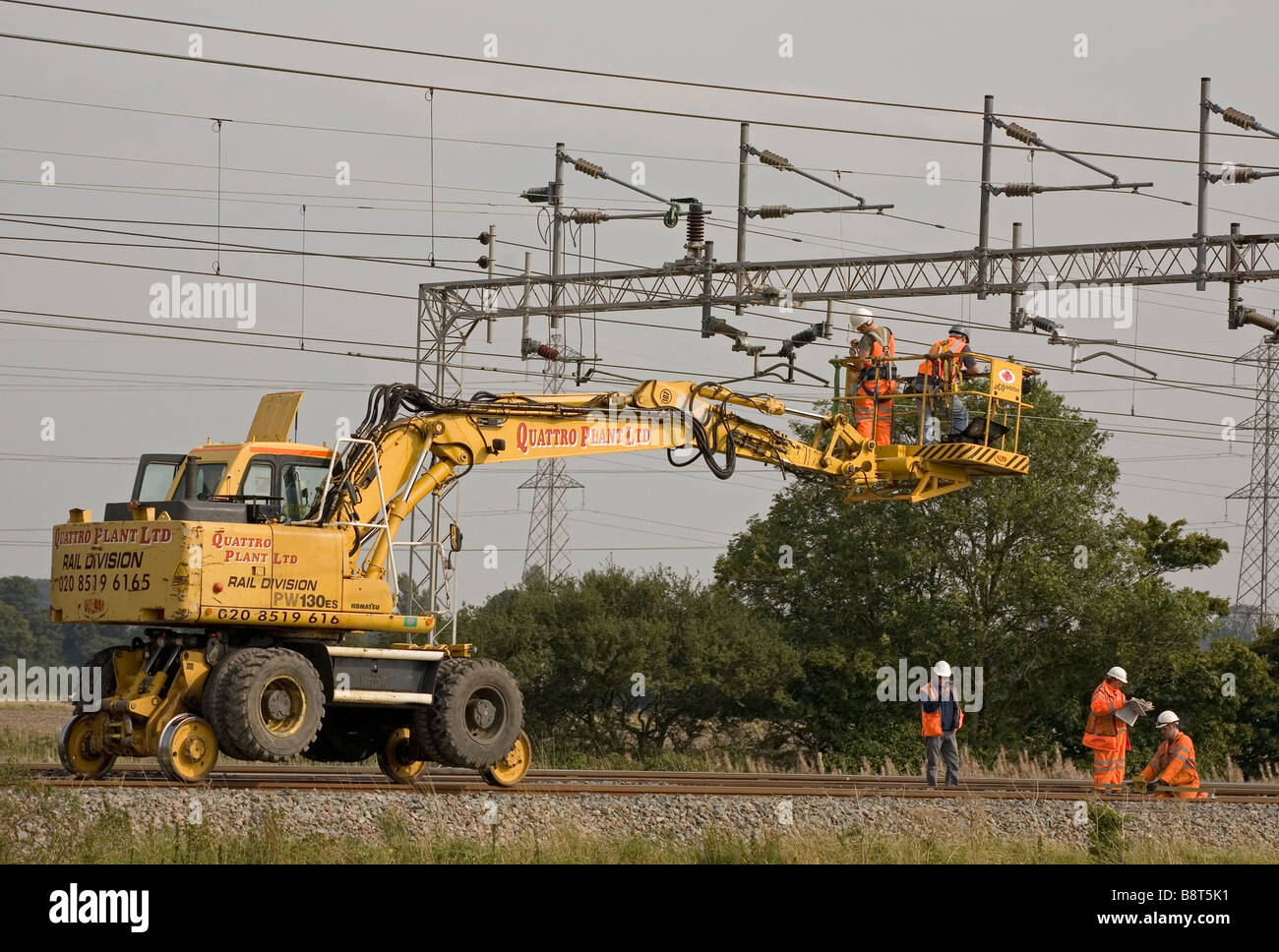 verfolgen Sie Instandhalter für Network Rail auf der West Coast Mainline in der Nähe von Rugeley Stockfoto