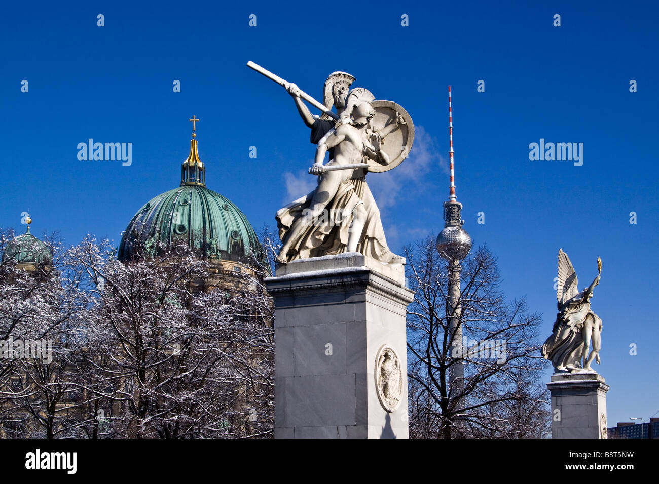 Skulpturen von Schinkel an Schlossbrücke unter dem Kalk Bäume Hintergrund Kuppel Berlin Stockfoto