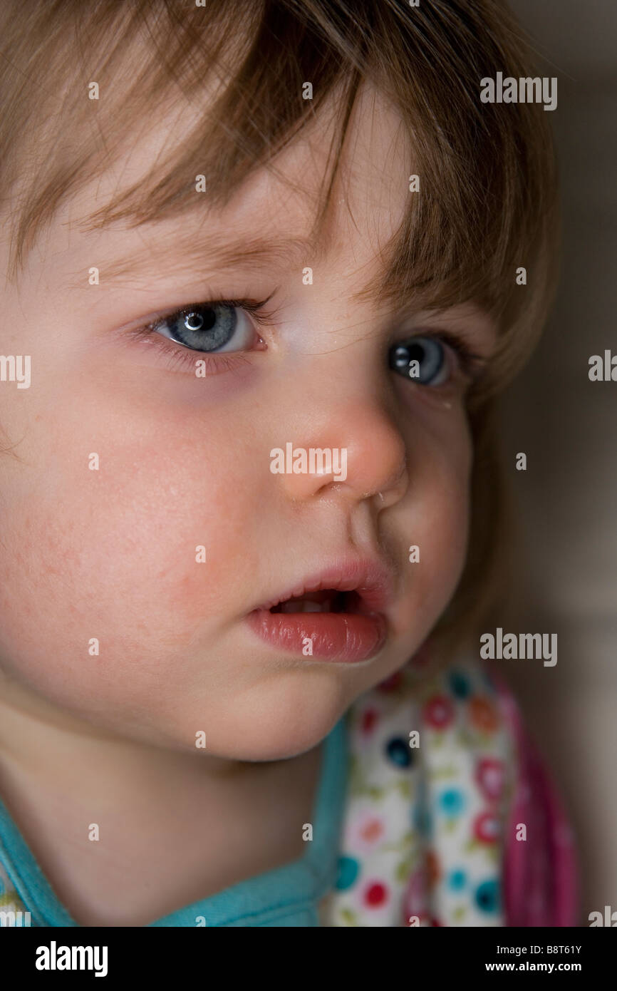 Porträt eines traurig aussehende siebzehn Monate alten Mädchens Stockfoto