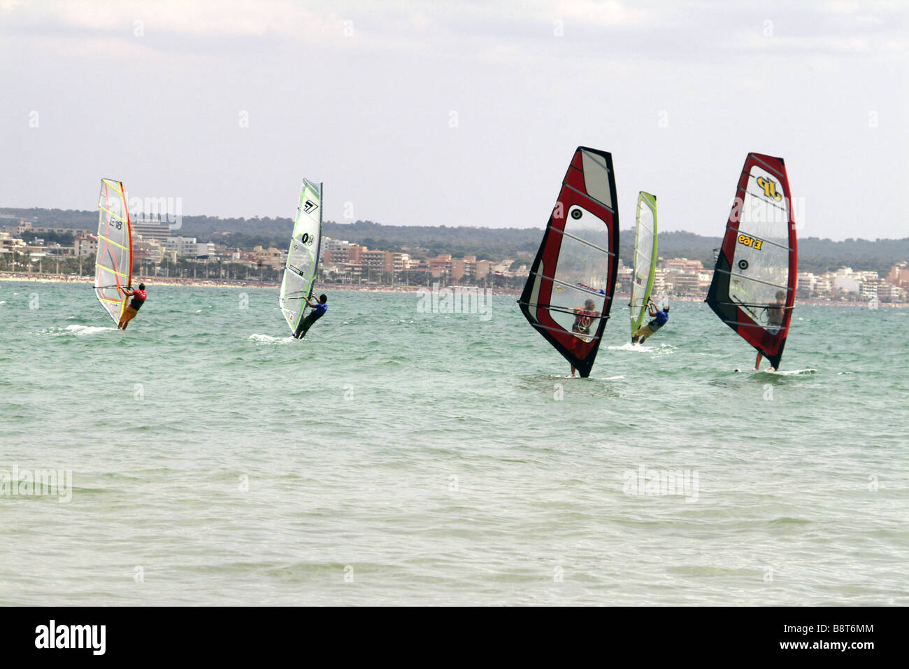 eine Gruppe von Surfern auf dem Meer, Spanien, Balearen, Mallorca Stockfoto