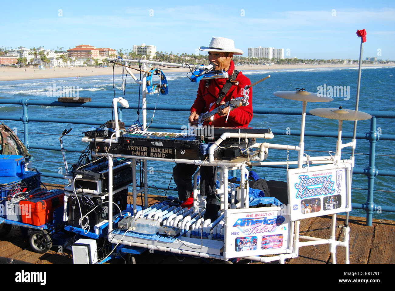 Ein Mann Band Entertainer, Santa Monica Pier, Santa Monica, Los Angeles, California, Vereinigte Staaten von Amerika Stockfoto
