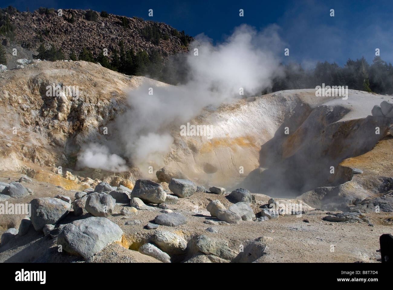 Fumarolen Dampf Öffnungen an Bumpass Hell Bereich in Lassen Volcanic Nationalpark Kalifornien USA Stockfoto