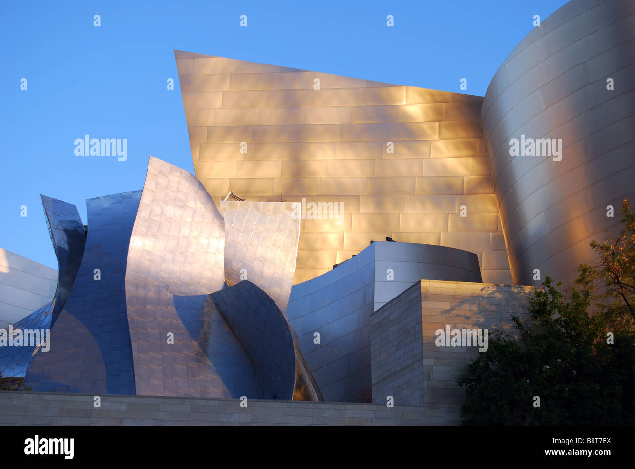 Walt Disney Concert Hall bei Dämmerung, S.Grand Avenue, Downtown, Los Angeles, California, Vereinigte Staaten Stockfoto