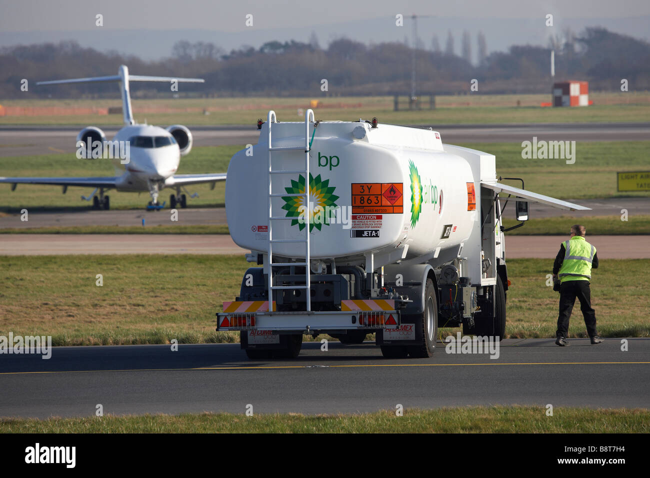 BP-Tanker am Flughafen Betankung Stockfoto