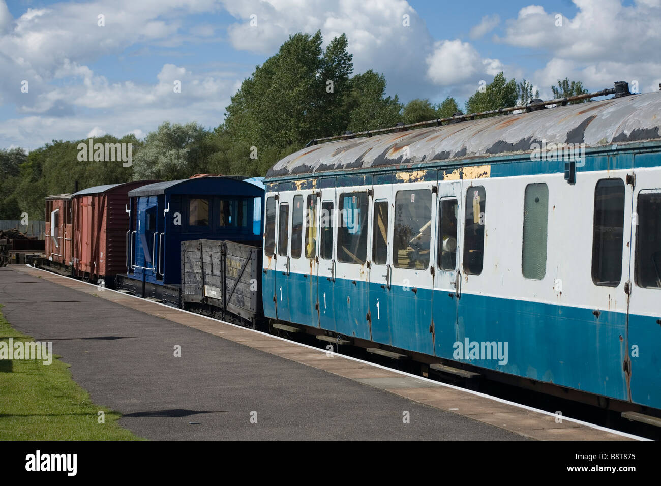 Alte Fahrzeuge bei Brownhills West Bahnhof West Midlands Stockfoto