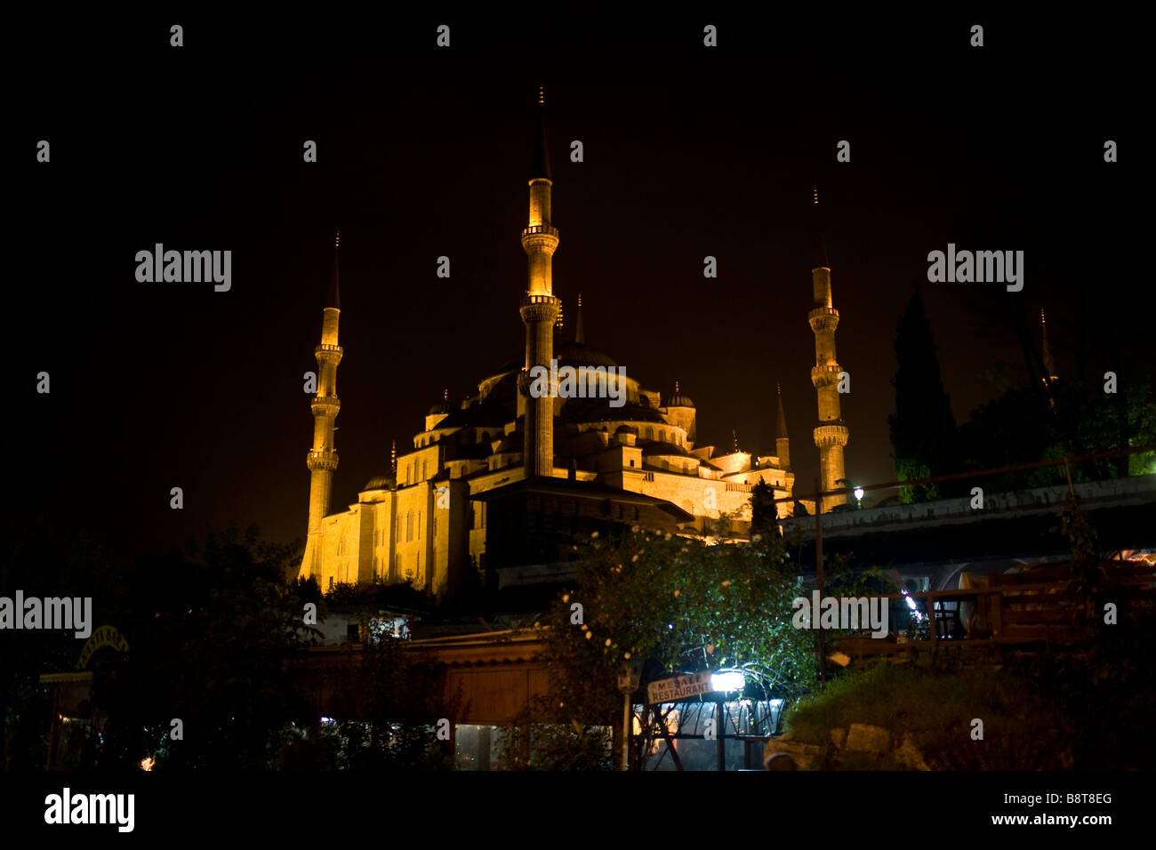 Die beleuchtete Sultan Ahmed blaue Moschee in der Nacht, von Sultanahmet-Viertel in Istanbul betrachtet Stockfoto