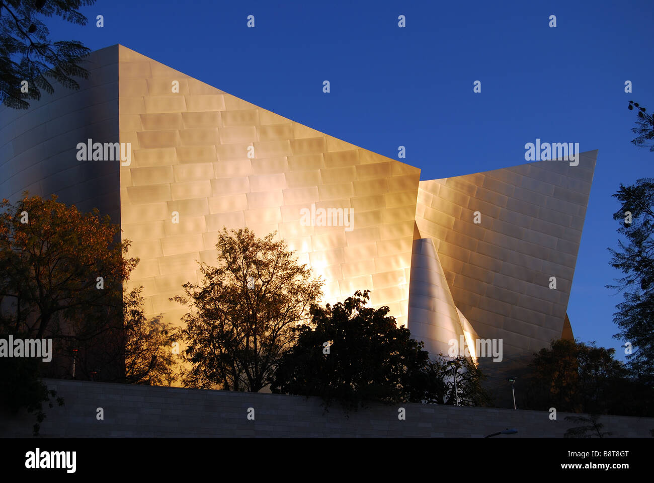 Walt Disney Concert Hall bei Dämmerung, S.Grand Avenue, Downtown, Los Angeles, California, Vereinigte Staaten Stockfoto