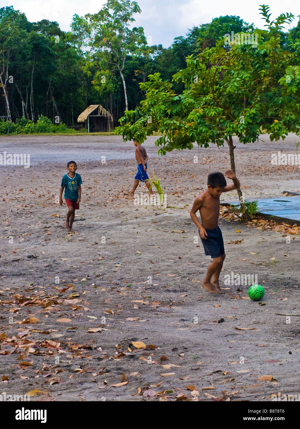 Kleine Jungs spielen Fußball in einem kleinen Dorf in der Amazon.Jamaraquá,  do Floresta Nacional Tapajos, Para, Brasilien Stockfotografie - Alamy