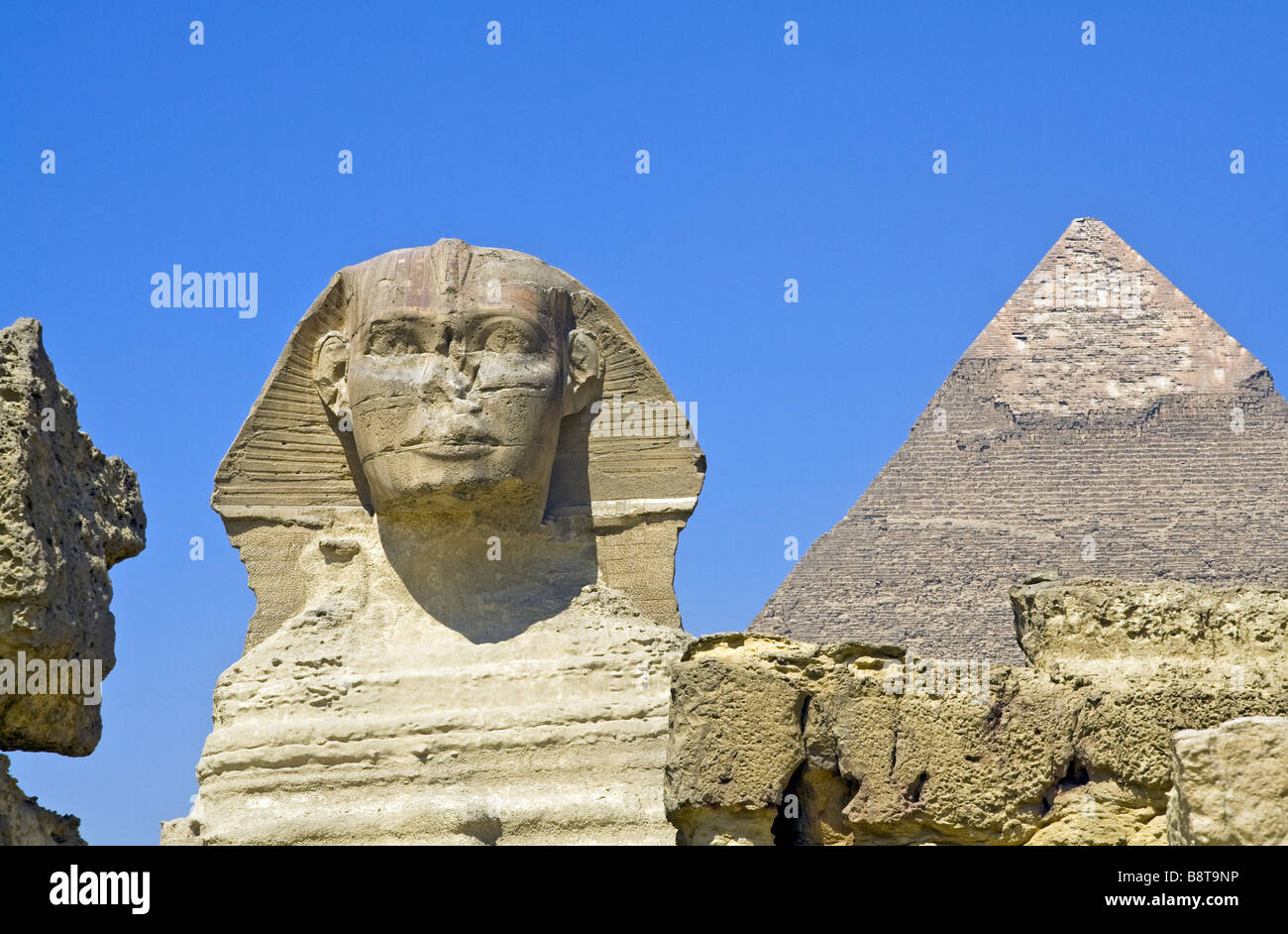Die große Sphinx von Gizeh in Ägypten. Die größte monolithische Statue der Welt. Im Hintergrund ist Chephrens-Pyramide Stockfoto