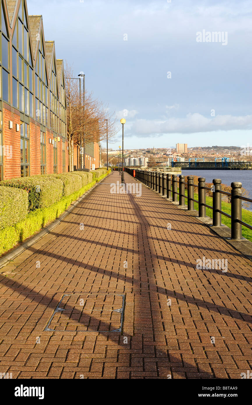 Moderne Gehweg vom Fluss Tyne in Elswick Stockfoto