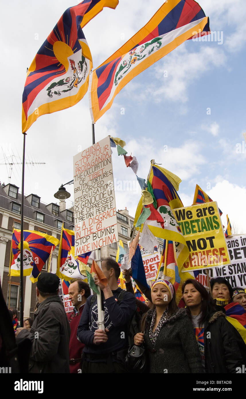 Demonstranten vor der chinesischen Botschaft in London anlässlich 50 Jahre Tibet-Kampf gegen die chinesische Herrschaft Stockfoto