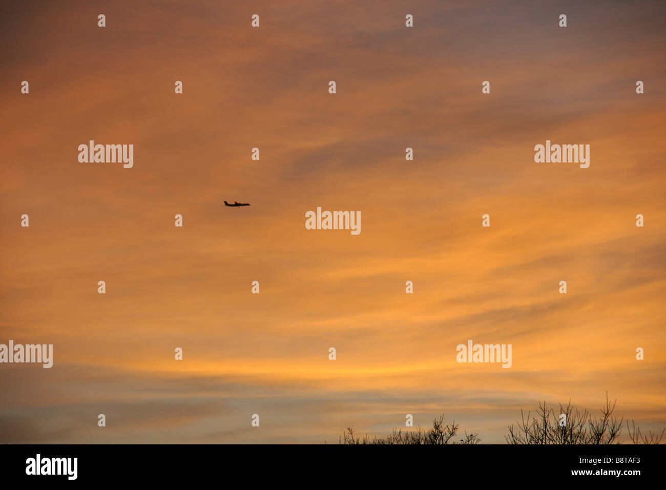 Ein Flugzeug abhebt gegen einen dramatischen Sonnenuntergang Yorkshire England UK (c) Marc Jackson Photography Stockfoto