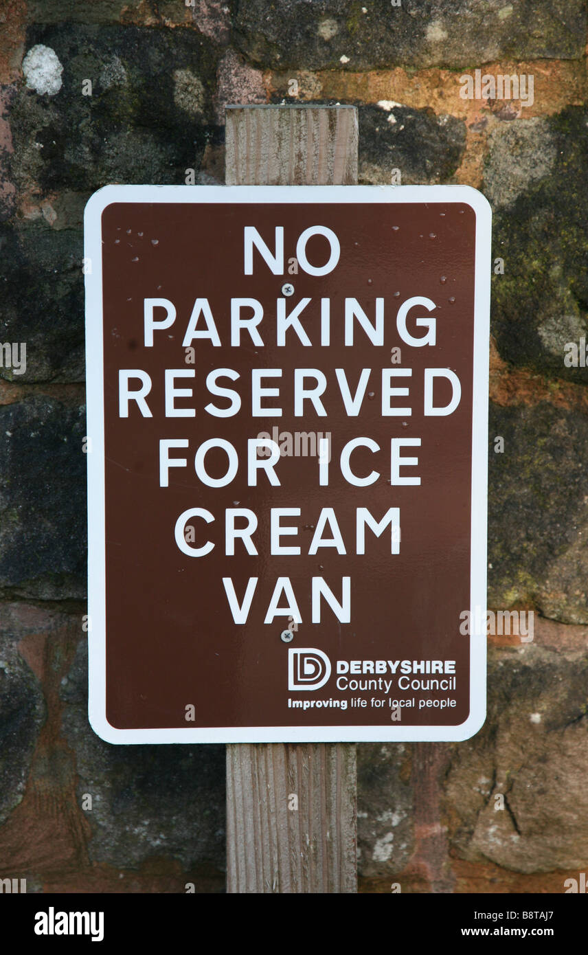 Ein Schild am Cromford Wharf sagen keine Parkplätze reserviert für Eiswagen von Derbyshire County Council Stockfoto
