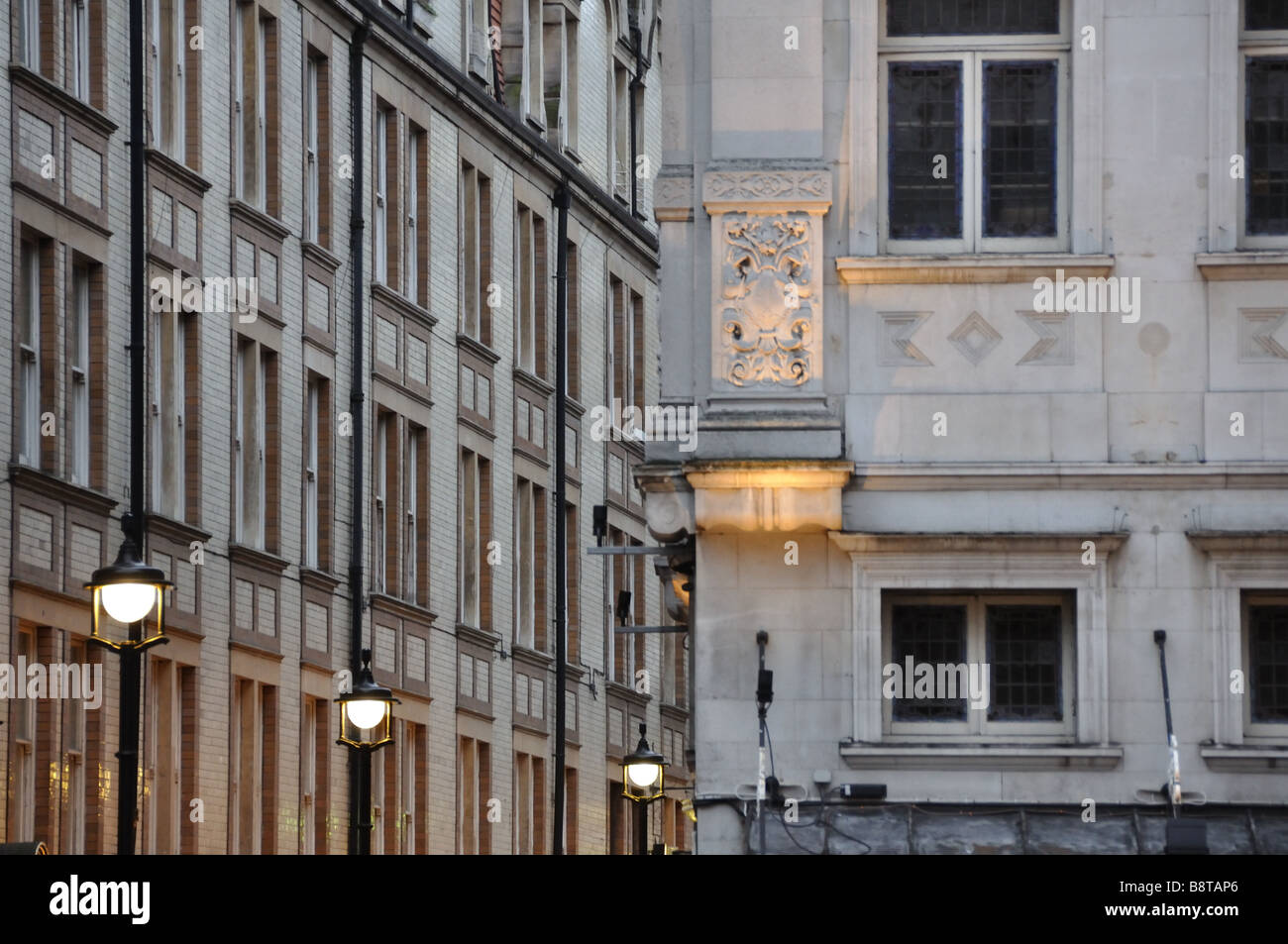 Ecke von Noel Coward Theatre, London, England. Stockfoto