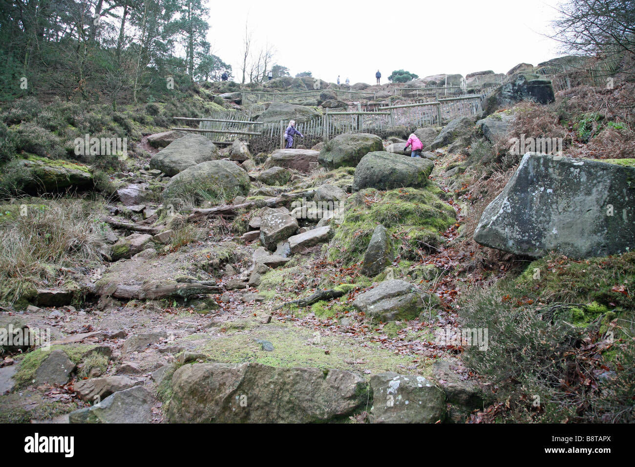 Zwei Kinder spielen auf Alderley Edge einen steilen, felsigen und dicht bewaldete Sandstein Ridge im Besitz des National Trust Stockfoto