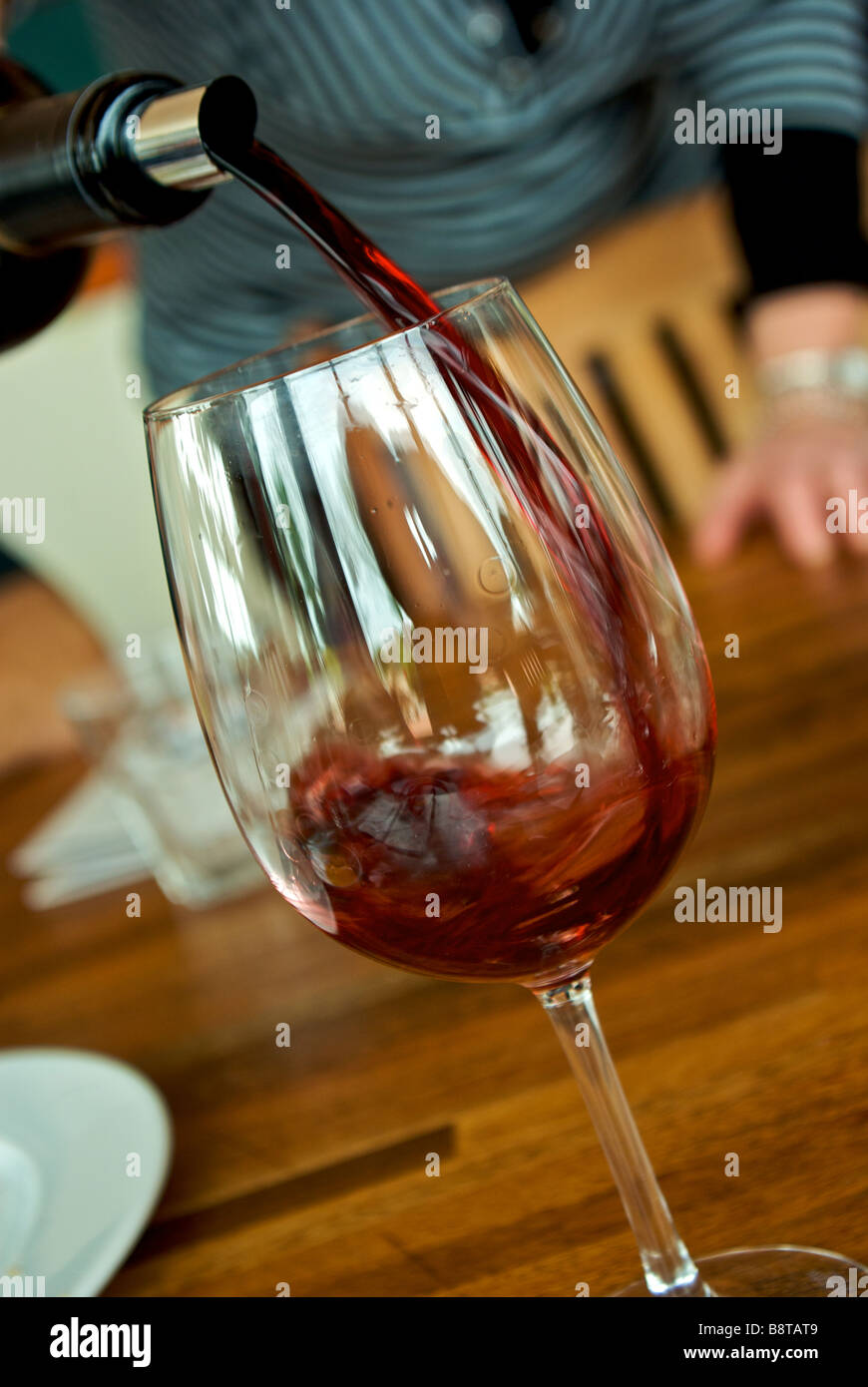 Probieren Sie Glas Rotwein für eine Weinprobe in kleines familiengeführtes Boutique Tishbi Estate Winery gegossen Stockfoto