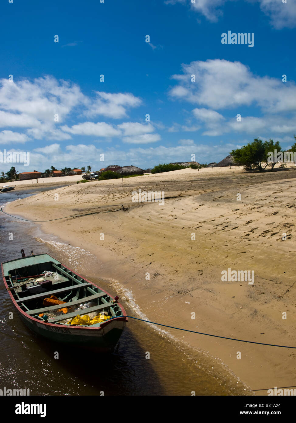 Ein Fisherboat auf dem Rio Preguiças zwischen Lagunen und Caburé, in der Lençois Region des Bundesstaates Maranhão, Brasilien. Stockfoto