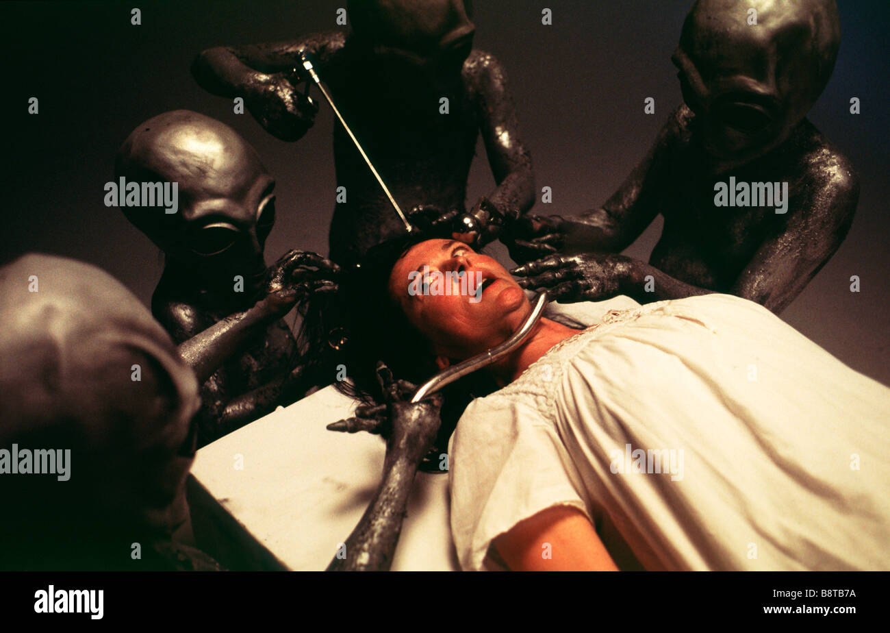 Entführung durch Außerirdische. Außerirdische Wesen eine menschliche Frau auf ihr Raumschiff zu untersuchen Stockfoto