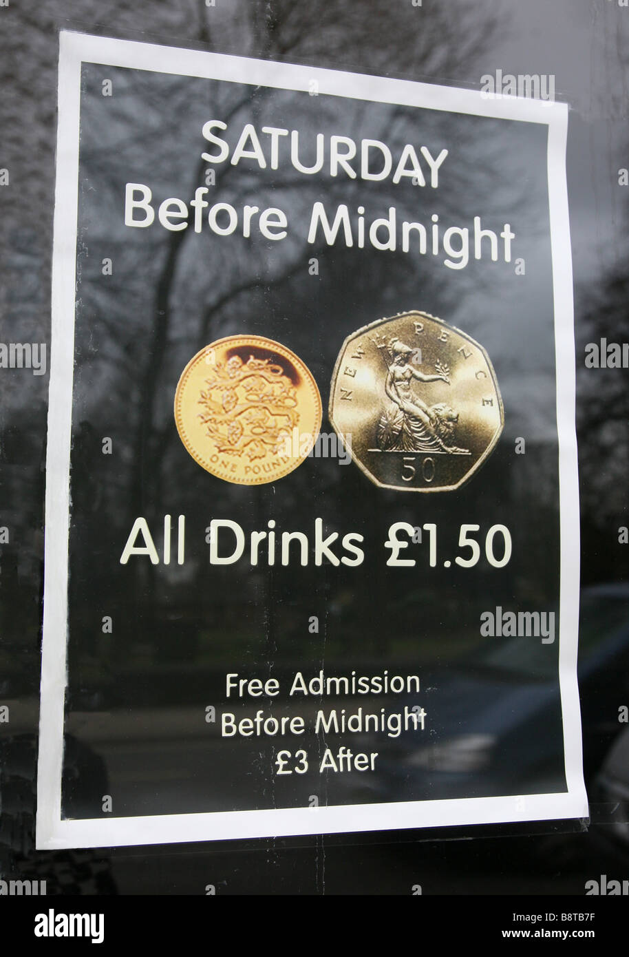 Eine Plakat Werbung billige alkoholische Getränke in der Innenstadt Stockfoto