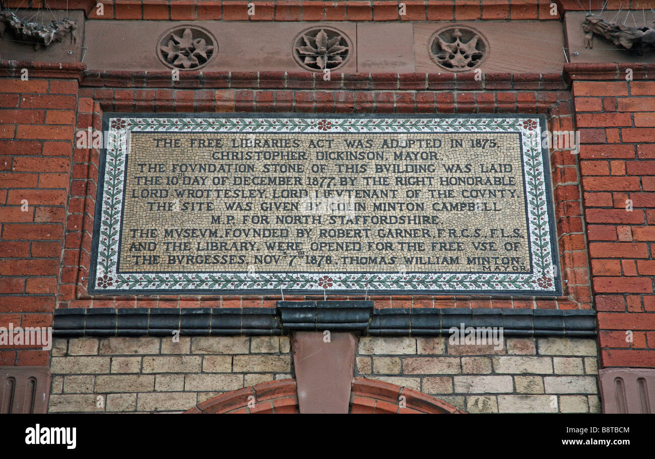 Mosaik Wandbild Grundstein an der Fassade des Stoke Bibliothek, Stoke nach Trient in der Stadt der Stoke-on-Trent Stockfoto