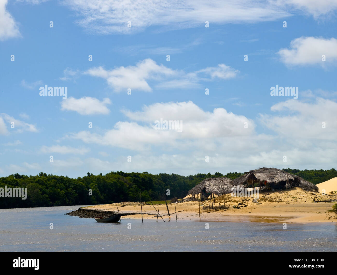 Eine Palme Hut Siedlung auf einer Sandbank am Fluss Rio Preguiças, Lençois Maranhenses Nationalpark, Brasilien. Stockfoto