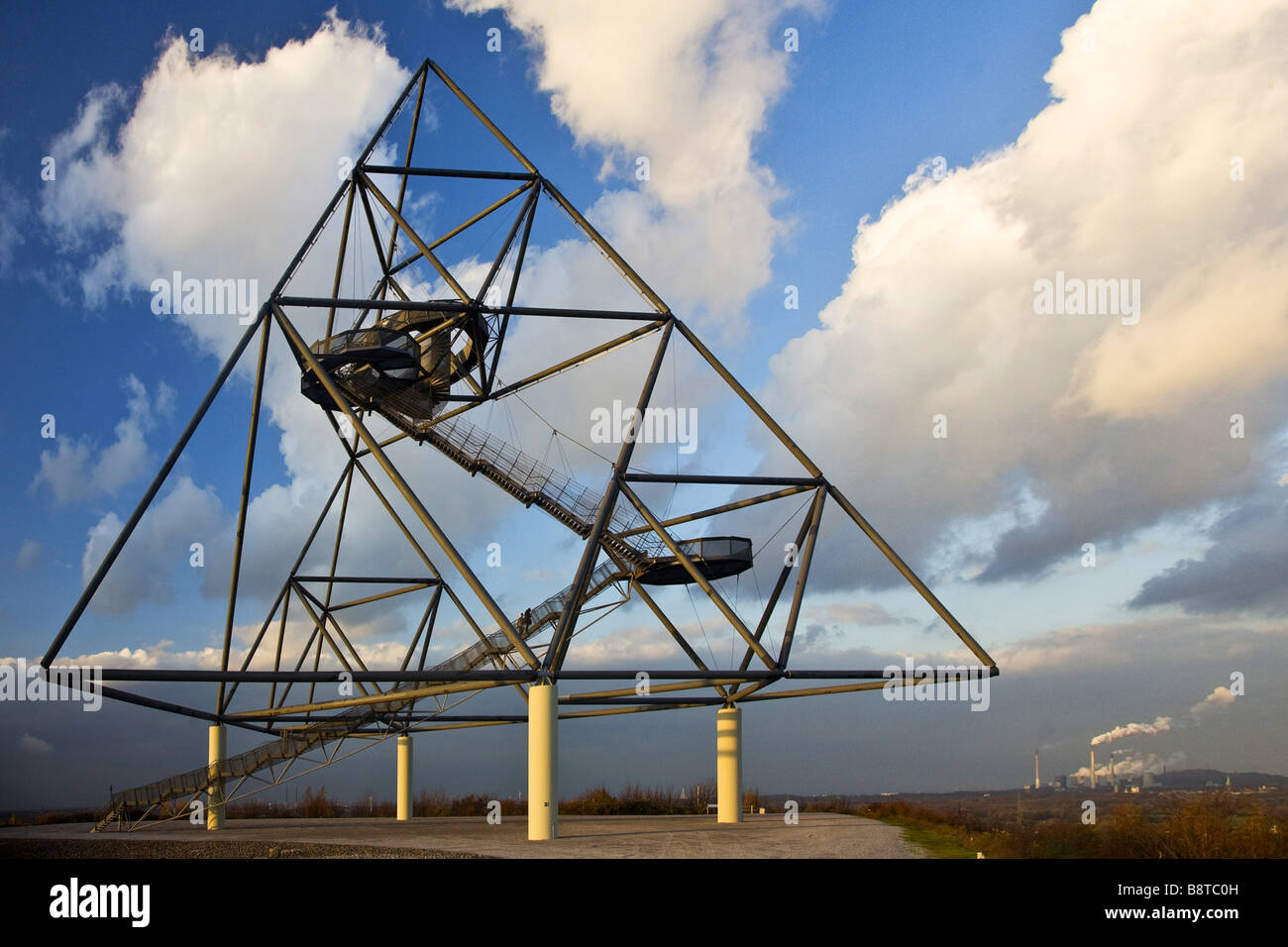 Tetraeder in Bottrop mit Industrielandschaft im Hintergrund, Deutschland, Nordrhein-Westfalen, Bottrop Stockfoto