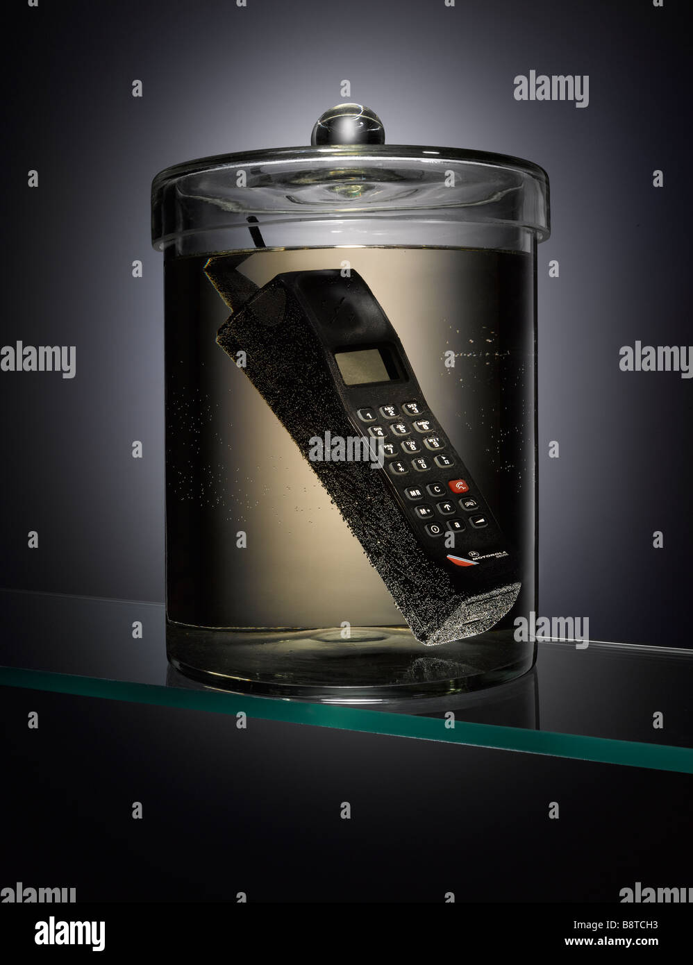 Ein altes Telefon in einem Präparateglas Stockfoto