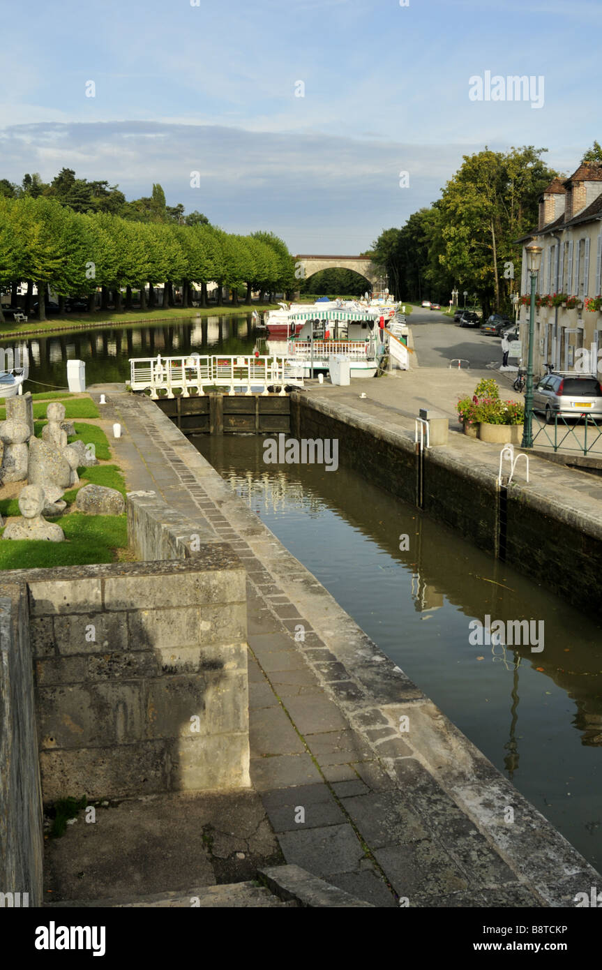 Die ruhigen französischen Briare Fluss Loire ist der Treffpunkt von zwei Kanälen. Stockfoto