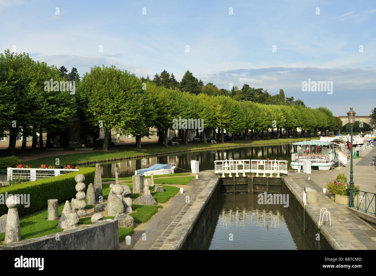 Die ruhigen französischen Briare Fluss Loire ist der Treffpunkt von zwei Kanälen. Stockfoto