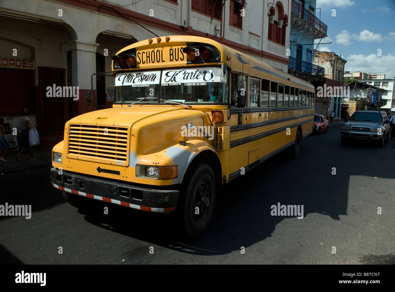 Gelber Schulbus (z. B. USA) als kommunale Verkehrsunternehmen in Panama-Stadt Stockfoto