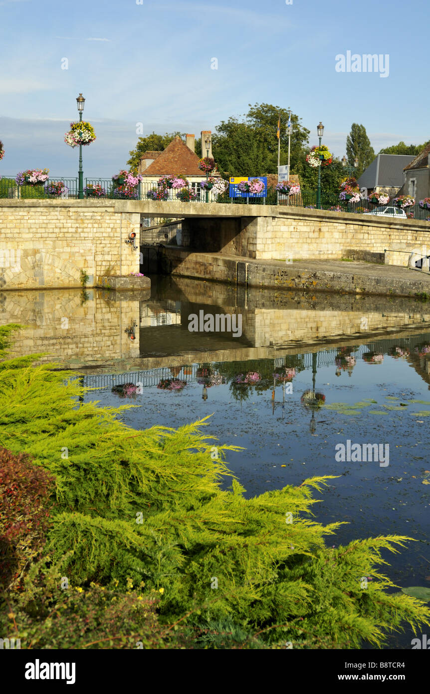 Die ruhigen französischen Briare Fluss Loire ist der Treffpunkt von zwei Kanälen. Stockfoto