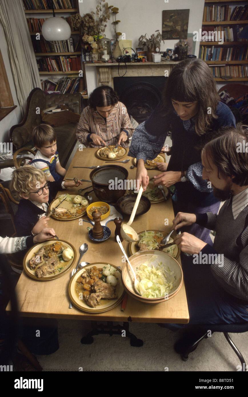 Eine Mutter mit Freunden und Familie eine Mahlzeit aus Hühnereintopf im Jahr 1978. Stockfoto