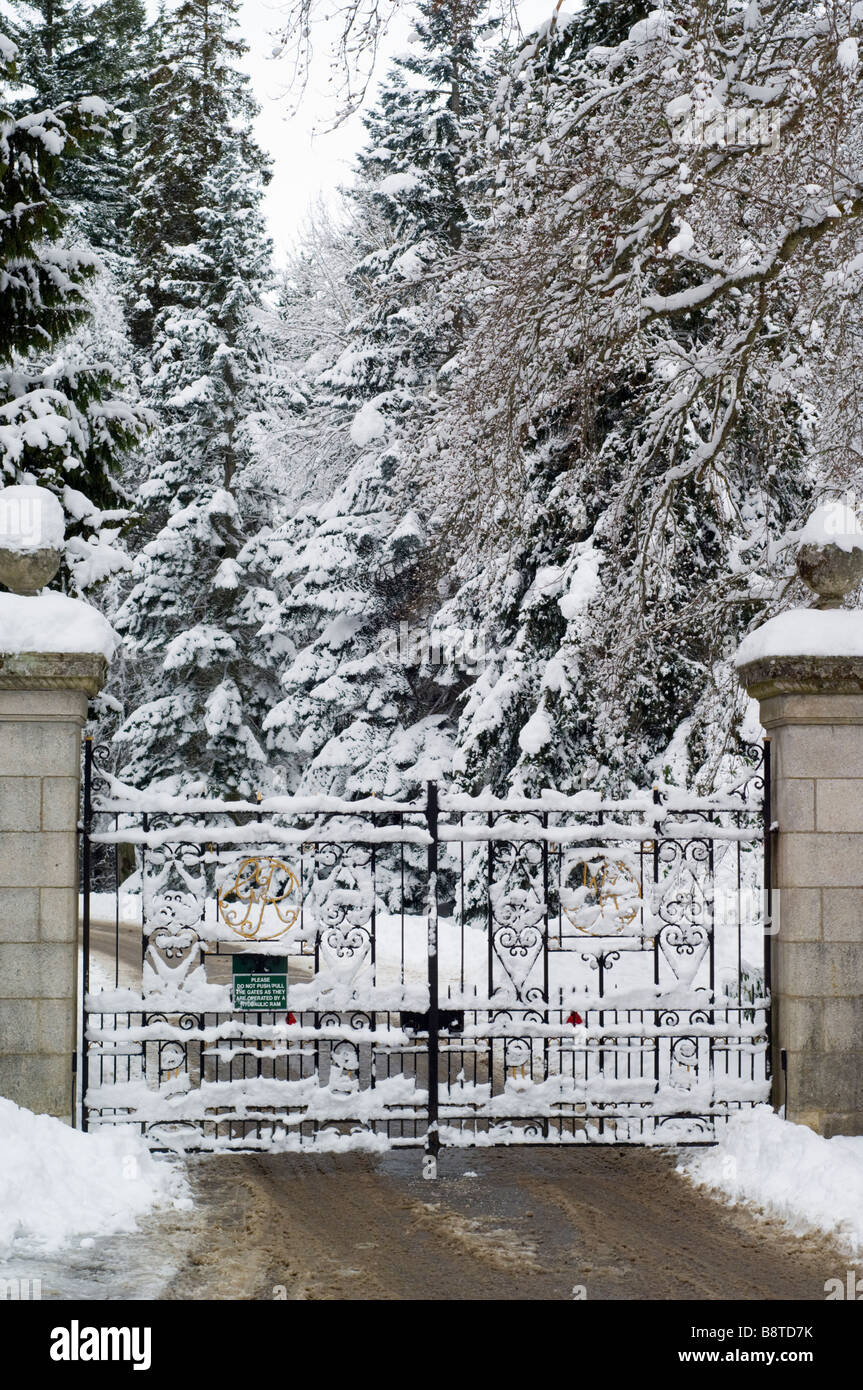 Die Tore von Balmoral Castle, im Dorf Crathie, Aberdeenshire. Stockfoto