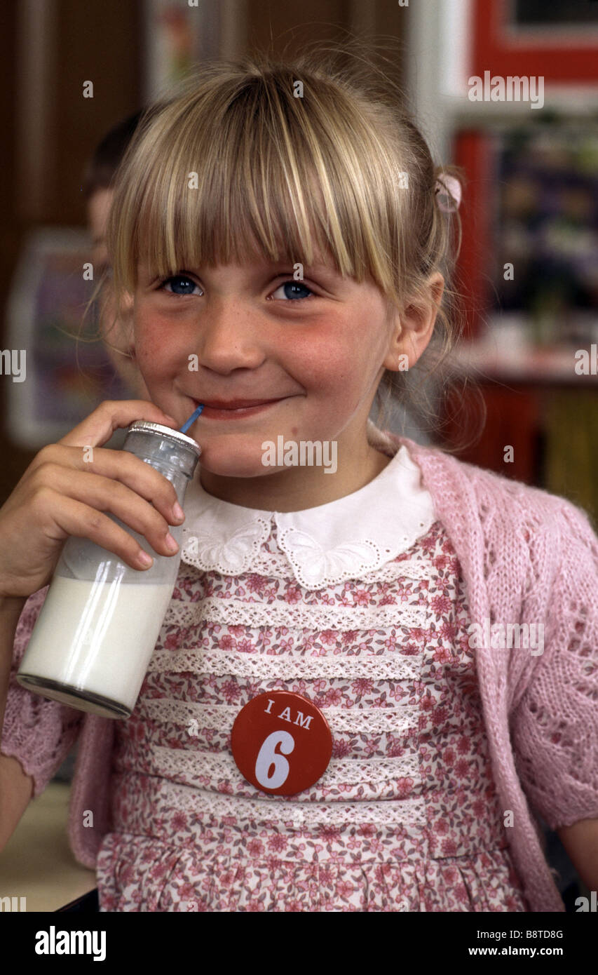 Historisches Bild der Grundschule Unterricht mit jungen Mädchen erhalten kostenlose Milch Stockfoto