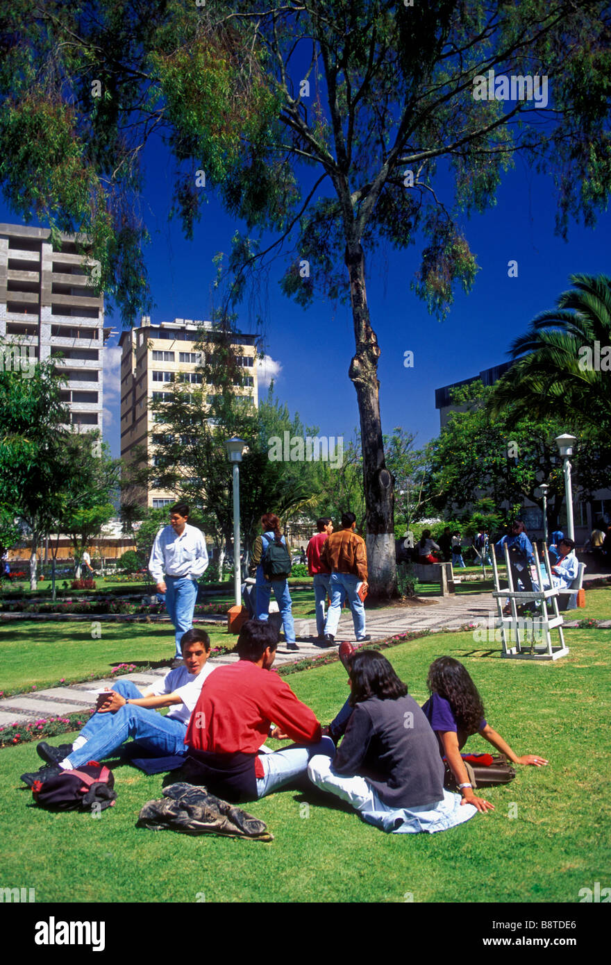 Studenten, Studenten, Studenten auf dem Campus, Campus, Katholische Universität, in der Stadt von Quito, in der Provinz Pichincha, Ecuador, Südamerika Stockfoto